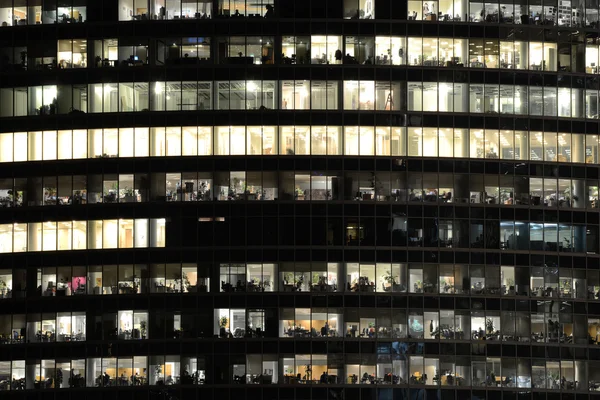 Persone che lavorano in un edificio per uffici . — Foto Stock