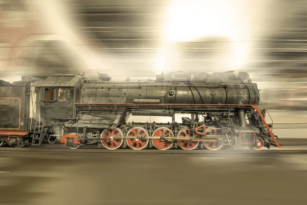 Tren de vapor va rápido en el fondo de la estación de noche . — Foto de Stock