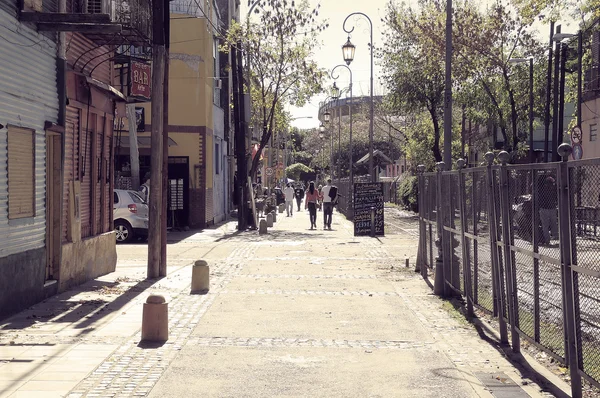 Rua estreita perto do estádio Bombonera no distrito de La Boca, Buenos Aires, Argentina . — Fotografia de Stock