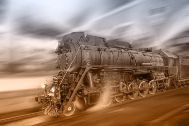 Buharlı tren hızlı gece istasyon arka üzerinde gidiyor.