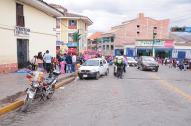 Dükkan ve şehrin merkezi sokakta insanlar.