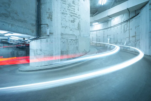 Luzes do carro em movimento acima da estrada em espiral . — Fotografia de Stock