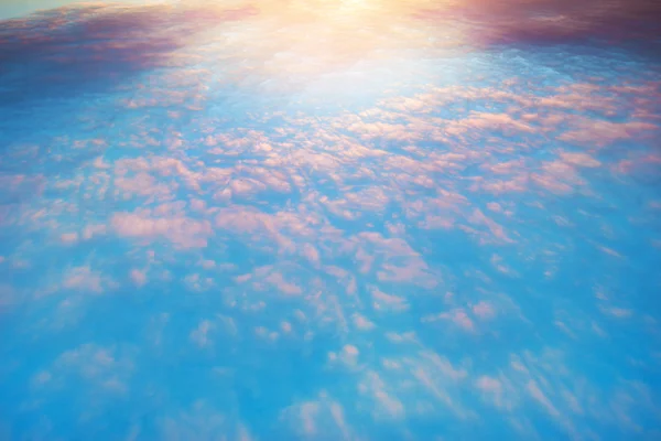 Полет над красочными облаками . — стоковое фото