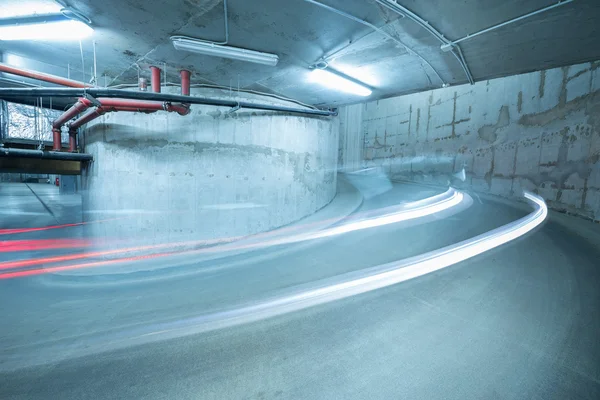 Luzes do carro em movimento acima da estrada em espiral . — Fotografia de Stock