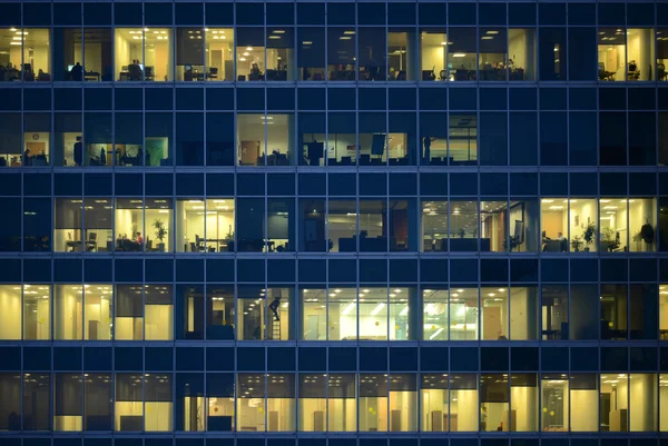 Mensen werken in een kantoor. — Stockfoto