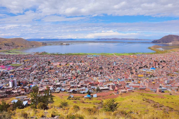 Impresionante vista de Puno por el lago Titicaca . — Foto de Stock