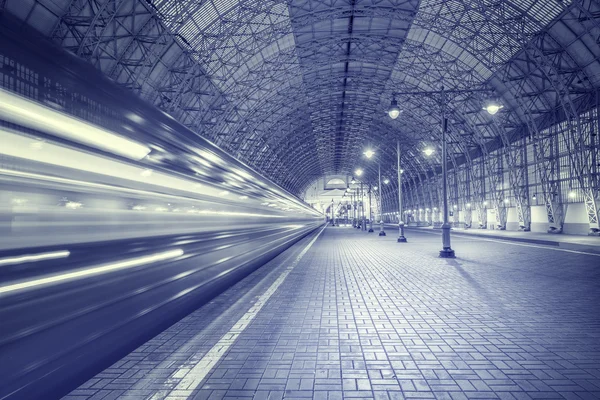 Hoge snelheid trein vertrekt vanaf het station. — Stockfoto