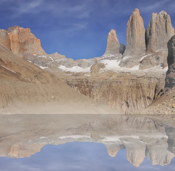 Nebbia e nuvole sopra il lago e le montagne . — Foto Stock