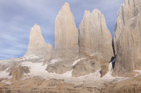 Mraky nad hlavní vrcholy národního parku Torres del Paine. — Stock fotografie