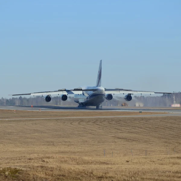 Aterrizaje del gran avión de pasajeros . — Foto de Stock