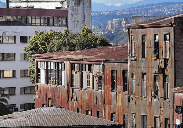 Edifícios antigos em Valparaíso . — Fotografia de Stock