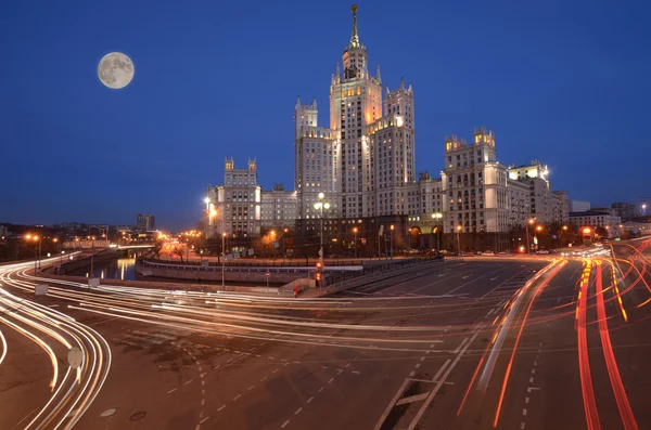 Ulice u řeky, v historickém centru Moskvy. — Stock fotografie