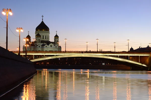 Večerní pohled na ortodoxní kostel Krista Spasitele a velký kamenný most. — Stock fotografie