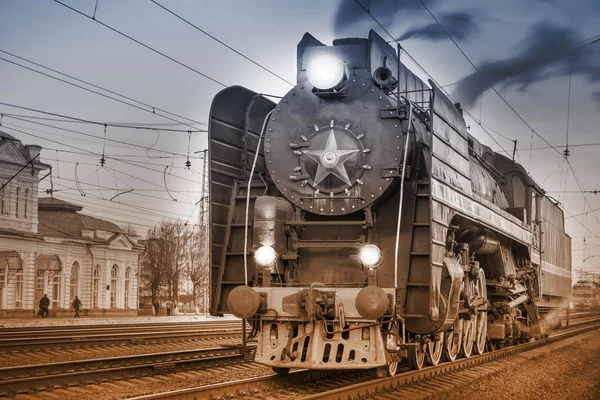 Retro steam train stands on the station at evening time. — Stock Photo, Image