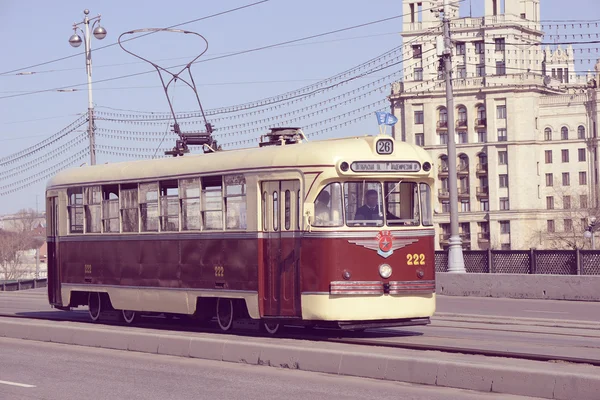 Oldtimer-Tram auf der leeren Straße. — Stockfoto