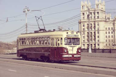 Retro tramvay durağına gider.
