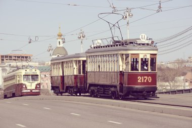 Vintage tramvay durağına gider.