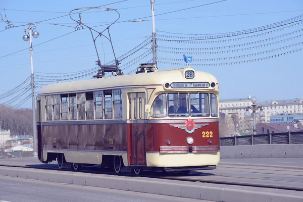 Vintage τραμ στην πόλη άδειο δρόμο. — Φωτογραφία Αρχείου