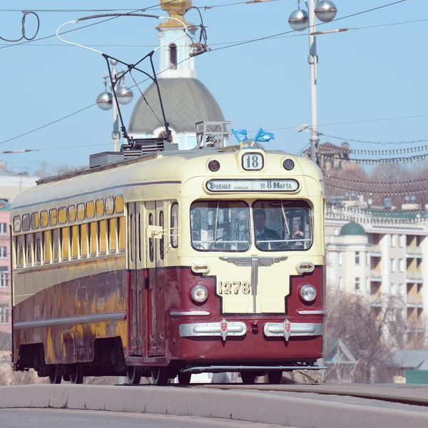 Tram vintage sulla strada centrale della città . — Foto Stock
