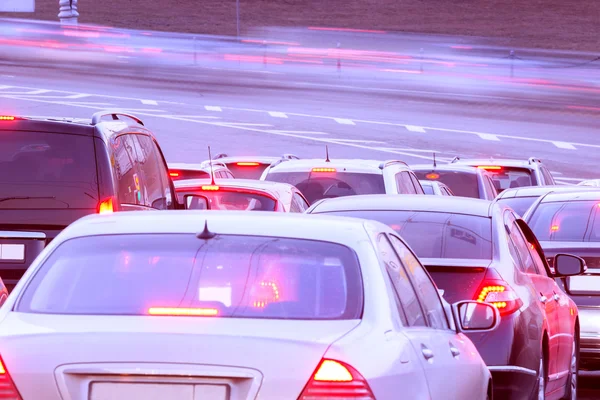 Auta stojí před trafficlight. — Stock fotografie