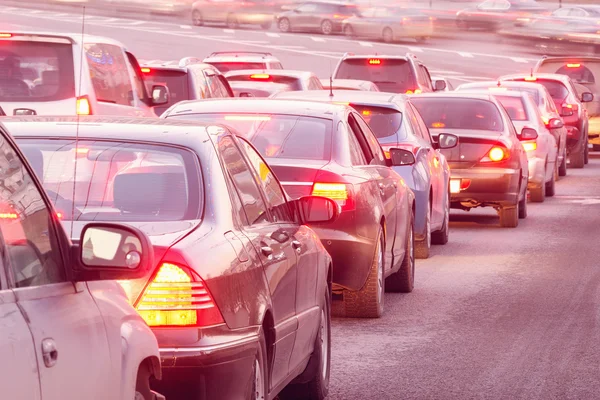 Carros estão diante do semáforo . — Fotografia de Stock