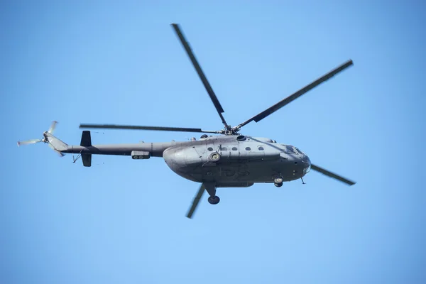 Atterrissage d'hélicoptère militaire. — Photo