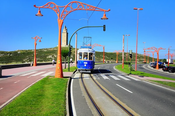 Línea de tranvía en el terraplén de la ciudad . —  Fotos de Stock