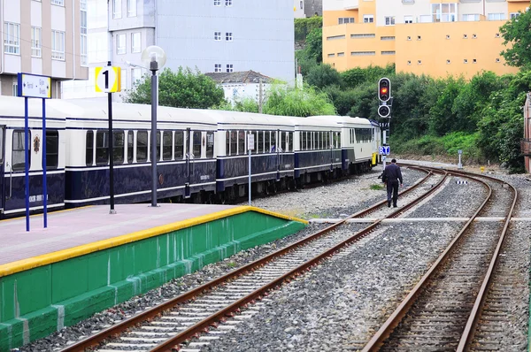 Luxury retro train arrives to the station. — Stockfoto