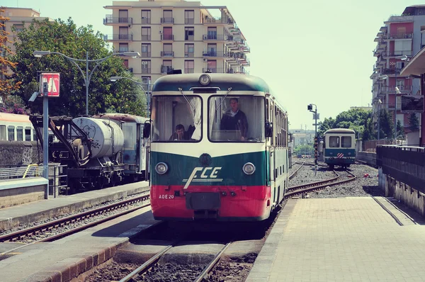 Train arrives to the station. — Stock Photo, Image