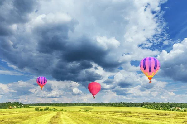 Varmluftsballongenes morgenflyging . – stockfoto