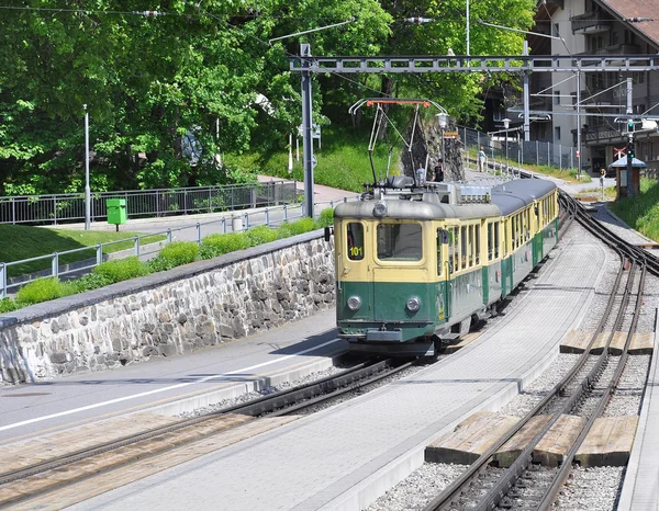 Train from Lauterbrunnen moves to Kleine Scheidegg. — Stock Photo, Image