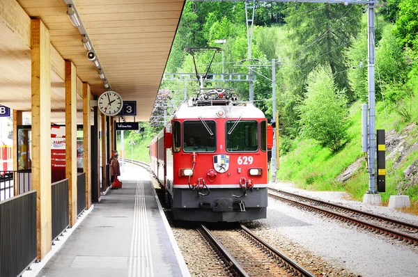 Le train de Davos arrive à la station Filisur . — Photo