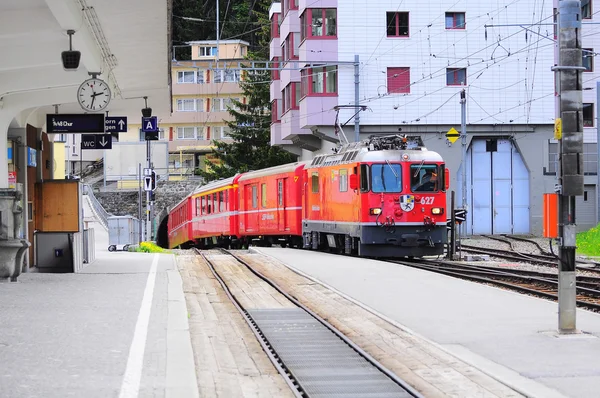 Train from Chur arrives to Arosa station. — Stock Photo, Image