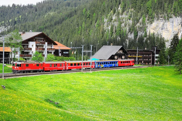 Train from Arosa moves to Chur. — Stock Photo, Image