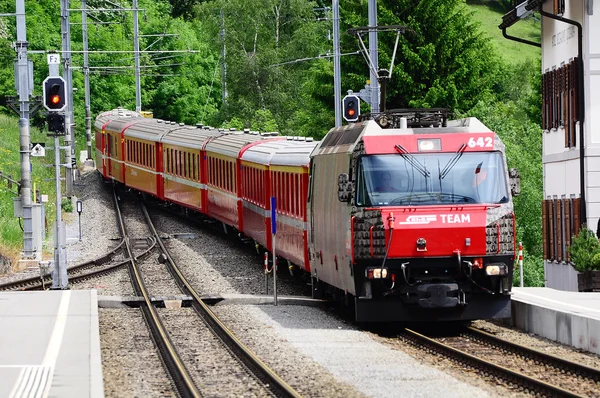Trem de Sankt Moritz chega à estação Filisur . — Fotografia de Stock
