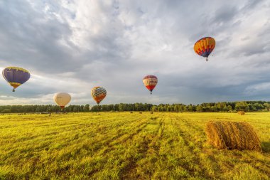 Sıcak hava balonları akşam uçuş.