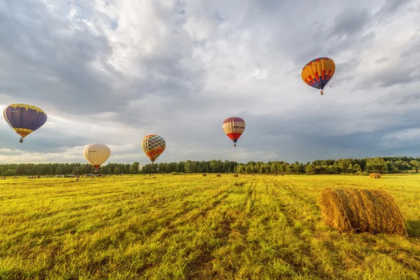 Volo serale delle mongolfiere . — Foto Stock