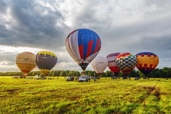 Příprava na večerní let horkovzdušné balóny. — Stock fotografie