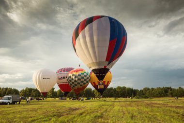 Sıcak hava balonları akşam uçuş başlangıcı.