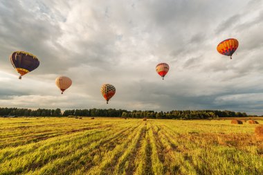 Sıcak hava balonları akşam uçuş.