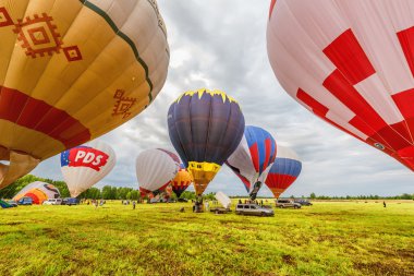 Sıcak hava balonları akşam uçuş için hazırlık.