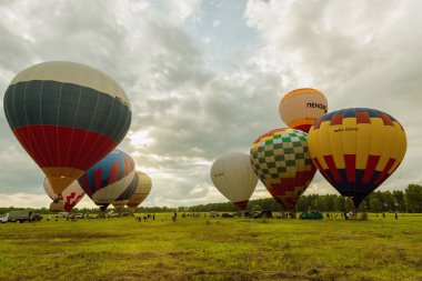 Sıcak hava balonları akşam uçuş için hazırlık.