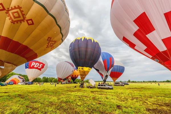 Preparation to the evening flight of the hot air balloons. — Stock Photo, Image