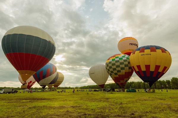 Preparation to the evening flight of the hot air balloons. — Stock Photo, Image