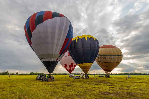 Příprava na večerní let horkovzdušné balóny. — Stock fotografie