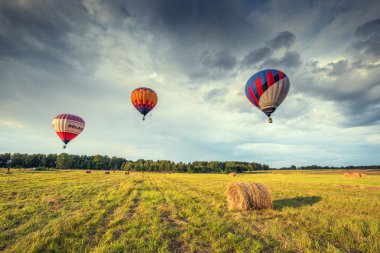Sıcak hava balonları akşam uçuş.