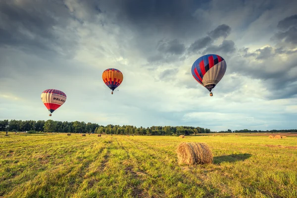 Kveldsflyging med varmluftsballonger . – stockfoto