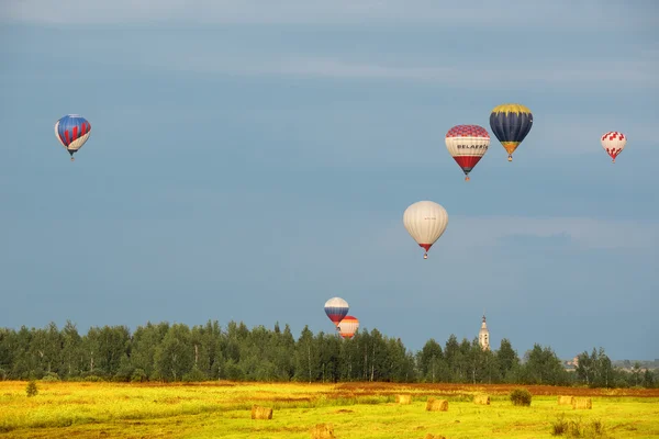 Evening flight of the hot air balloons. — Stock Photo, Image