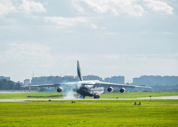 Aterrizaje de un gran avión de carga . — Foto de Stock