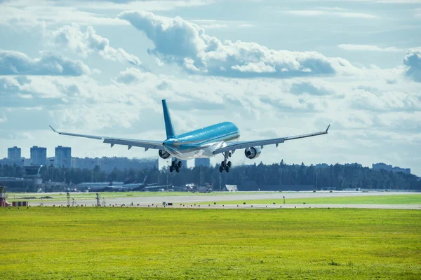 Aterrizaje del avión de pasajeros . — Foto de Stock